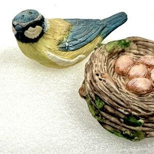 Vtg Marjorie Bastin Porcelain 2 pcs Bird & Nest w/eggs Salt & Pepper Shakers Set